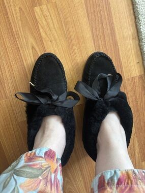 Black Faux-Fur Bow Moccasin Slippers - Women